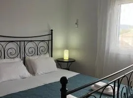 Lovely 1-bedroom apartment in front of sandy beach