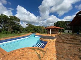 Chácara Pera Doce - surrounded by green area，位于乌贝拉巴的酒店