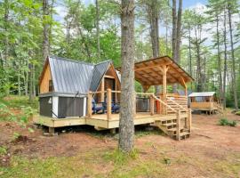 A-Frame Retreat with Inviting Hot Tub，位于牛津的酒店