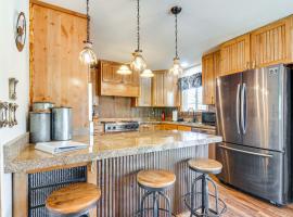 Hot Tub and Yard Wills Place Utah Family Getaway，位于格伦代尔的酒店