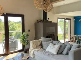 Casa soñada frente a las montañas