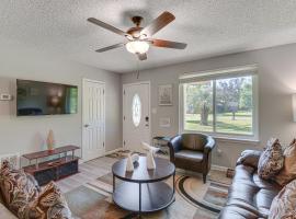 11 Mi to Beaches Peaceful Foley Home with Yard，位于弗利的酒店