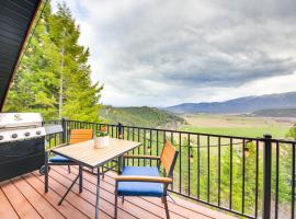 Mtn and River-View Gem with Balcony in Bonners Ferry，位于邦纳斯费里的酒店