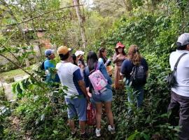 la casa de mam&aacute;，位于Huayopata的带泳池的酒店