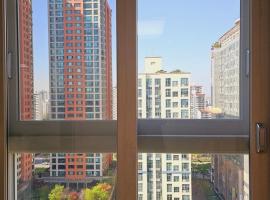 Bucheon Sinjung-dong Station High Floor View Lovely House，位于富川市的酒店