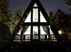 ZlatAir Black Boutique Chalets，位于新瓦罗什的带停车场的酒店