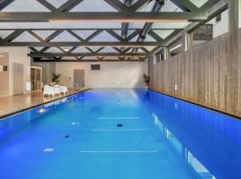 &Aring;ros Seaside Apartment with Pool, Jacuzzi & Sauna，位于克里斯蒂安桑的带泳池的酒店