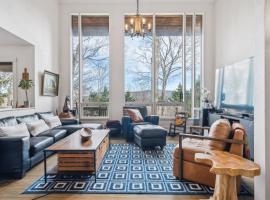 Serene Architect-Designed Vermont Chalet home，位于Pittsfield的酒店