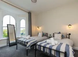 Victoria Cottage Seaside - Spacious 4-BR in Bognor Regis,close to Beachfront & 2 minutes from Butlins Holiday Camp