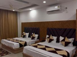 Hotel Mahadev Restaurant & Cafe !! In House Scooty For Rent ! River Rafting ! Bungee Jumping，位于瑞诗凯诗的酒店