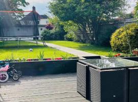 Great space with garden and parking，位于Worcester Park的酒店