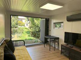 South London - Luxury Urban Cabin Retreat，位于萨顿的酒店