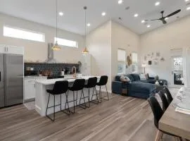 Modern Lake House 3 Blocks from the Lake!