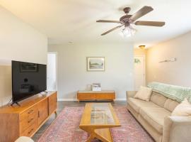 Cozy and Contemporary Villa 1 Mile from GSU，位于斯泰茨伯勒的酒店