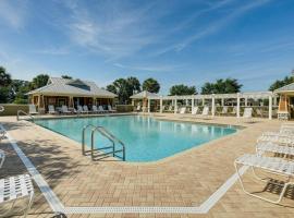 Village of Collier Retreat with Golf Cart and Lanai!，位于退休小镇的酒店