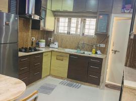 2bhk house at 1st floor fully furnished, with ACs，位于海得拉巴的酒店