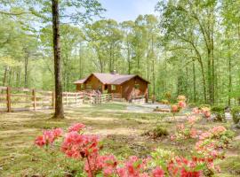 2 Mi to Toccoa Falls Cozy Getaway with Fire Pit!，位于Toccoa的酒店