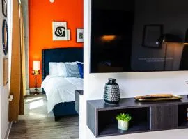 Chic Balcony King Suite Apartment in Channelside