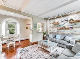half Mi to Beach and Lake Michigan Condo with Pool!，位于南黑文的酒店