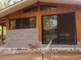 House in Playa Carrillo-Samara，位于Tapant&iacute;的自助式住宿