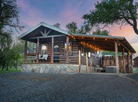 Broken Arrow - Private Escape Hot Tub & Fire Pit，位于Crabapple的酒店