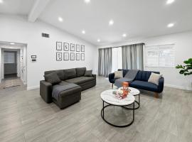 Modern Home for Large Families by Disney & Knotts，位于安纳海姆的酒店