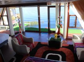 Titicaca Aruntawi Lodge Peru，位于普诺的带停车场的酒店