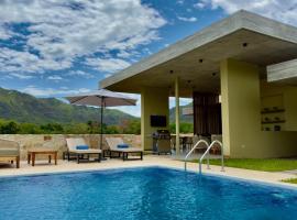 Stunning Waterfront Lake and Pool House，位于普拉多的酒店