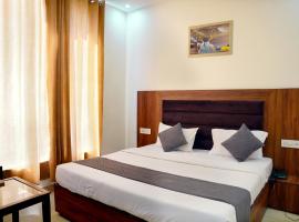 Hotel Thames Zirakpur Chandigarh Highway，位于齐拉克普尔昌迪加尔机场 - IXC附近的酒店