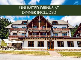 Pohorje Village Wellbeing Resort - Wellness & Spa Hotel Bolfenk，位于霍茨科波霍尔耶的带按摩浴缸的酒店