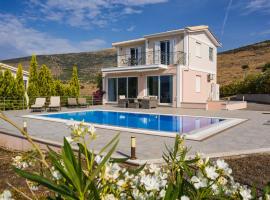Kanfis villa with panoramic view，位于加拉希德松的带泳池的酒店