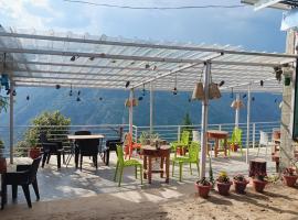 Bijli Mahdev Bite out cafe in camp，位于加姆布的酒店