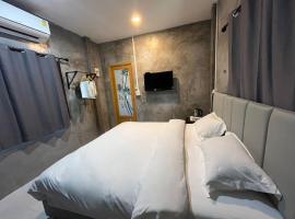 บ้านกลางสวน รีสอร์ต ทุ่งเสลี่ยม สุโขทัย，位于Thung Saliam的酒店