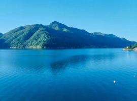 Casa Felice con terrazzo a due passi dal Lago，位于梅利德的乡村别墅