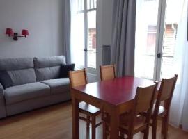 Appartement Reines des Pyrénées, T2, entier, centre Luchon, tarif cure thermale, wifi, casier à skis, ascenseur，位于巴涅尔-德吕雄的酒店