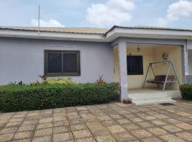 2 bedroom house in Tema，位于特马的酒店