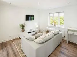 Loughton Hideaway: Cozy 1BD Near Tube & Nature