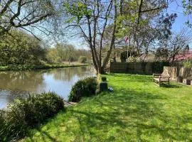 Guildford Retreat: 4BD Riverside Escape & Garden