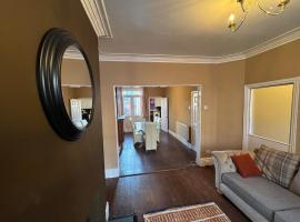 Extra Large home fits FIVE guests，位于Balby的酒店