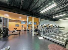 2-bedroom cabin, with a Fireplace, PS5, BBQ, fitness room, and a private hot tub，位于Hedgesville的酒店