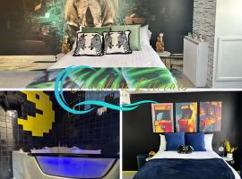 The Board Games Apartments - Brought to you by Coastline Retreats - Themed town centre apartments ALL WITH LUXURY 2 PERSON JACUZZI BATHS - 5 mins walk to the beach, Netflix, Superfast Wifi，位于伯恩茅斯的酒店