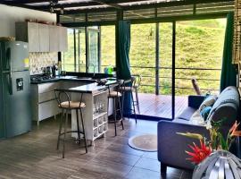 Hermosa Cabaña Boutique Familiar Frente a la Represa con Jacuzzi，位于瓜塔佩的酒店