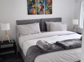Stylish 3-Bed house NEC-JLR-Airport-HS2-Driveway，位于伯明翰的酒店