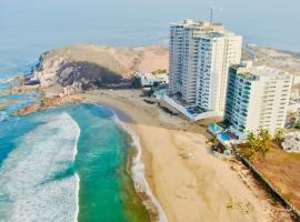 Brujas Tower Beach Resort，位于马萨特兰的带停车场的酒店