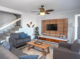 Oceanview 3BR Villa with 3 Shared Pools and Beachfront Resort Access，位于奥科塔尔的酒店