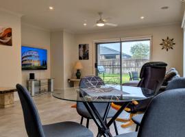 Comfy & spacious home near Bellarine Rail Trail，位于Curlewis的酒店
