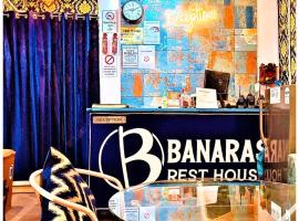 BUDGET HOTEL BANARAS # REST Near Ganga River & Kashi Vishwanath Temple - Fully Air Conditioned Rooms With Wi-fi #Prime Location - Best Seller In Varanasi，位于瓦拉纳西的酒店