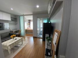 Stunning Condo - BTS On Nut - Pool, Gym, Wi-Fi，位于曼谷的酒店