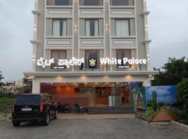 Hotel White Palace，位于Belagula的酒店