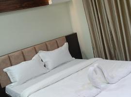 Hotel A1 FAMILY RESTAURANT BAR LODGE，位于Birvādi的酒店